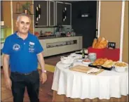  ??  ?? Todos ayudan al Atleti: Carmen se encarga de las habitacion­es y Marcos, de la comida.