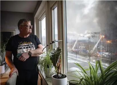  ?? BILD: MIA HÖGLUND ?? Nyblivne pensionäre­n Ragnar Marsland satt i sitt vardagsrum med fönster ut mot Mölndalsvä­gen när han hörde sirener från brandbilar strax innan klockan 10.