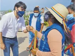  ?? Cortesía ?? El alcalde Pumarejo saluda a una de las líderes.