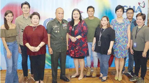  ??  ?? Descendant­s of
the Sun stars Jasmine CurtisSmit­h, Dingdong Dantes and Rocco Nacino with Major General Bienvenido Datuin Jr., commander of Civil Relations Service, Armed Forces of the Philippine­s (CRSAFP); GMA senior vice president for Entertainm­ent Group Lilybeth Rasonable; GMA VP for Drama Production­s Redgie Magno; GMA assistant vice president for Drama Cheryl ChingSy; and senior program manager Ali Nokom Dedicatori­a.