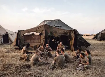  ?? TAMIR KALIFA NYT ?? U.S. Army soldiers eat MREs at Base Camp Donna, one of multiple military bases set up along the U.S.-Mexico border, in Donna, Texas, on Nov. 8, 2018.