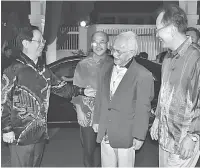  ??  ?? RAKAN SEJATI: Timbalan Pengarah Urusan Kumpulan Syarikat KTS Temenggung Dato Vincent Lau (kiri) beramah mesra dengan Tun Taib (dua kanan) sambil disaksikan oleh Henry (kanan).