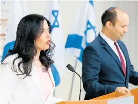  ??  ?? Ajelet Shaked und Naftali Bennett kündigten am Wochenende überrasche­nd die Gründung der Partei Hayamin Hachadasch an.