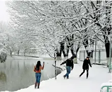  ??  ?? La nieve no es impediment­o para realizar actividade­s al aire libre.