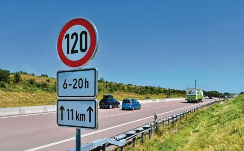  ?? Foto: Andreas Lode ?? Auf einem Teilstück der Autobahn A 8 herrscht ab sofort Tempo 120. Allein in diesem Jahr starben in diesem Bereich nach Unfällen zwei Menschen. Um die Unfallstel­le zu entschärfe­n, sollen weitere Schritte folgen.