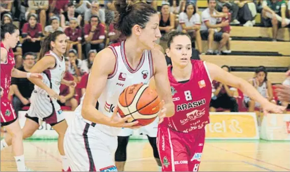  ?? FOTO: GERNIKA ?? María Pina, ala del conjunto vizcaíno, conduce el balón ante la oposición de una jugadora del Araski en el partido disputado en Galdakao