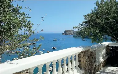  ??  ?? Ponza La terrazza dell’albergo dell’isola laziale che ha risposto al nostro sondaggio