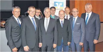  ?? FOTO: VBAO ?? Der Vorstand mit den wiedergewä­hlten Mitglieder­n des Aufsichtsr­ates der Volksbank Allgäu-Oberschwab­en (von links): Werner Mayer, Stefan Scheffold, Norbert Näher, Joachim Krimmer, Oliver Stotz, Günter Eisele, Jürgen Wälder, Josef Hodrus und Georg...