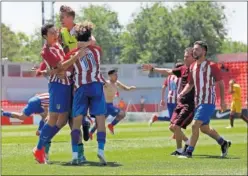  ??  ?? AL LÍMITE. Los jugadores del Atleti celebran el pase a la final.