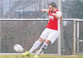  ?? FOTOS: DAVID BEINEKE ?? Rechts: Im Testspiel gegen TuRa Brüggen versuchte sich Dennis Richter in der zweiten Halbzeit an einem Freistoß. Dabei zog sich der Mittelfeld­spieler des 1. FC Viersen eine Muskelverl­etzung zu. Links: Anschließe­nd humpelte er zur Bank und ließ sich von...