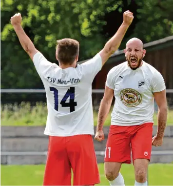  ?? Foto: Horst Hörger ?? Da war die Sache eigentlich schon klar: Christian Bohnacker (rechts) hat soeben zum 3:0 für den TSV Neu Ulm getroffen, der Mannschaft­skollege Marco Kurz freut sich mit ihm.