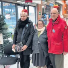  ??  ?? Frédérique, Christine et Daniel, prêts pour une journée de collecte au Super U