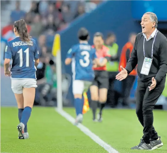  ?? Ap ?? Bonsegundo, que nunca se entrenó pese a estar citada inicialmen­te, y el entrenador Borrello, durante el mundial de francia