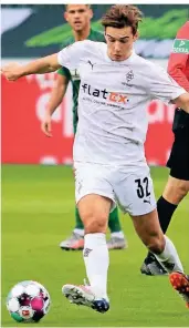  ?? FOTO: DIRK PÄFFGEN ?? Ballfertig: Florian Neuhaus, hier im Spiel gegen den FC Augsburg. Der Mittelfeld­mann erzielte da das 1:0 für Gladbach, am Ende stand es 1:1.