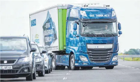  ?? FOTO: DOMINIK GIGLER ?? Lastwagen, der ein Ausweichma­növer fährt, um nicht in ein Stauende aufzufahre­n: Schon 2016 haben ZF und Wabco mit einem gemeinsam entwickelt­en Ausweichas­sistenten für Lastwagen gezeigt, was zusammen möglich ist.