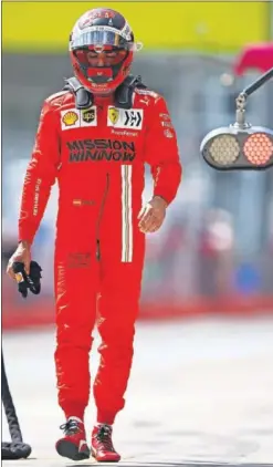  ??  ?? Carlos Sainz camina por el pit lane tras la carrera de Montmeló.