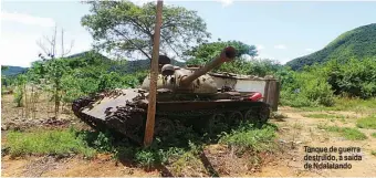  ??  ?? Tanque de guerra destruído, à saída de Ndalatando