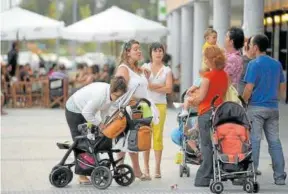  ?? Foto: Iban Aguinaga ?? Una familia pasea con sus hijos.