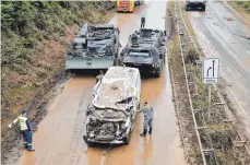  ?? FOTO: HARDT/IMAGO IMAGES ?? Bundeswehr­panzer halfen nach der Katastroph­e im Erftkreis. Ihr oberster Befehlshab­er kritisiert nun den Katastroph­enschutz.