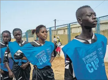  ?? FOTOS: FCB ?? A la izquierda, Oulimata, de Senegal (segunda de la fila) y a la derecha, Nupur, de Bangladesh. Integració­n deportiva y escolariza­ción a través de los proyectos de la Fundació Barça