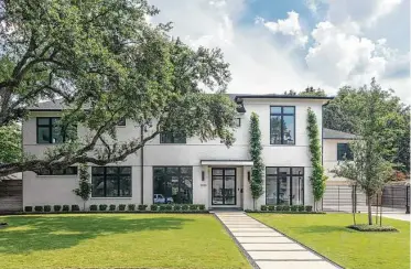  ?? Ben Hill Photograph­y ?? Hollenbeck Architects designed this two-story home to fit into the Braeswoood neighborho­od.