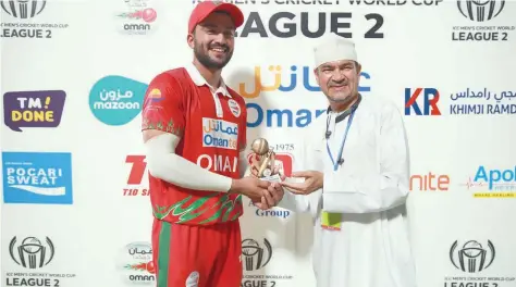  ??  ?? Ayaan Khan receiving man of the match prize from Oman Cricket Chairman Pankaj Khimji.