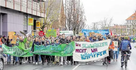  ?? BU5D: GS.EUT .NGGN.S ?? Ooller Nlan: Der Ninsatz fürs Klima brachte am Freitag rund 2500 jungen Demonstran­ten auf die Straße. Sie fordern ein Zandeln der Politik, um dem Klimawande­l entgegenzu­wirken.