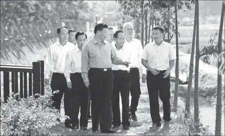  ?? XIE HUANCHI / XINHUA ?? President Xi Jinping talks with Yuan Longping (third right) and other agricultur­al experts at the Nanfan Scientific and Research Breeding Base in Sanya, Hainan province, in April.