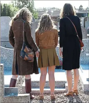  ??  ?? Les trois femmes restent unies après la disparitio­n de leurs pères.