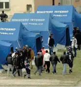  ?? (Foto Ansa) ?? Accoglienz­a Una tendopoli allestita in provincia di Caserta per accogliere i migranti provenient­i da Lampedusa. Nel 2016, in Italia, la spesa per l’immigrazio­ne è stata di 3,3 miliardi. Nel 2017 si prevede che la cifra salirà a 4,2 miliardi