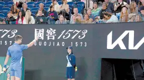  ?? ?? l Novak Djokovic apunta hacia un espectador durante el partido contra Alexei Popyrin en el Abierto de Australia.