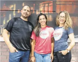  ?? WILLIE J. ALLEN JR./ORLANDO SENTINEL ?? Chicago Dog & Co chef Doug Walters and co-owners Monica Walters and Sandra Rivera stand next to their restaurant venture in Altamonte Springs.