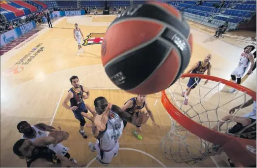  ??  ?? Bryant Dunston, pívot del Efes, salta para capturar un rebote en el partido contra el Barcelona del pasado día 4, en el Palau Blaugrana.