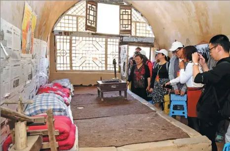  ?? GUO JUNFENG / CHINA NEWS SERVICE ?? Tourists visit a cave dwelling in Liangjiahe, Yan’an, Shaanxi province, in May. A number of educated youths from Beijing, including Xi Jinping, worked and lived in Liangjiahe from the late 1960s to the mid-1970s.