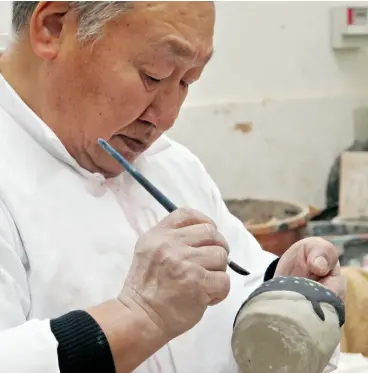  ?? Photo Louis Gagnon ?? Mattiusi Iyaituk at work on a clay cup at Saint-Ouen beaux-arts studios, January 2016