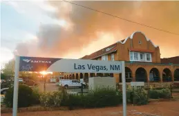  ?? CEDAR ATTANASIO/AP ?? The sun peeks through a wall of smoke Saturday at a rail station in Las Vegas, N.M. Nearly 1,700 firefighte­rs are battling the biggest blaze northeast of Santa Fe.