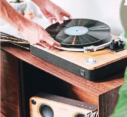  ??  ?? El PLX-500 está construido para producir sonido de vinilo de alta calidad. También tiene un giradiscos de tracción directa para actuacione­s de DJ.