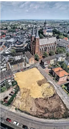  ?? RP-FOTOS (2): MARKUS VAN OFFERN ?? Mitten auf der Fläche, wo bald das neue Pfarrheim und die Familienbi­ldungsstät­te gebaut werden sollen, liegt die Bombe.