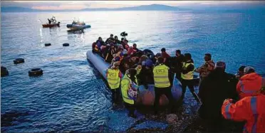  ??  ?? Flüchtling­e kommen am . März  in einem Schlauchbo­ot aus der Türkei auf der griechisch­en Insel Lesbos an. Archiv-foto: Kay Nietfeld