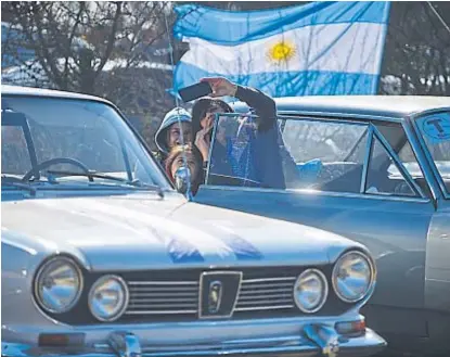  ??  ?? Momento único. Muchas familias ayer en Alta Gracia en este homenaje a los 50 años de la Misión Argentina.