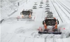  ?? Foto: Marcus Merk ?? Heftige Schneefäll­e machten es Autofahrer­n am Sonntagnac­hmittag auf der A8 schwer. In der Region kam es zu etlichen Unfällen.