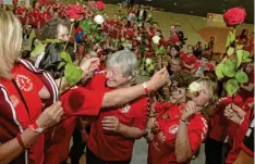  ?? Foto: Fred Schöllhorn ?? Nach dem Spiel bescherten die Spielerinn­en des TSV Haunstette­n Herbert Vornehm einen emotionale­n Abschied.