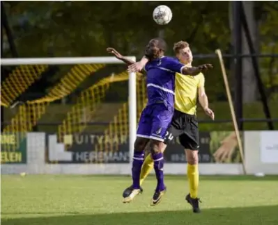  ?? FOTO TOM GOYVAERTS ?? Brent Peers probeert het kopduel te winnen tegen Freddy Eyanga Mombongo-Dues van Patro Eisden.