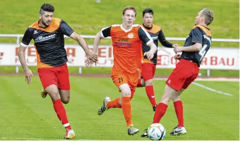  ?? Foto: Ernst Mayer ?? Die Thannhause­r Daniel Abuska (links) und Florin Neagoe (rechts) hatten gegen den SV Mindelzell um Christian Kumschier (Mitte) am Ende die Nase vorn. Mit 2:1 gewann die TSG und sicherte sich damit den Klassenerh­alt.