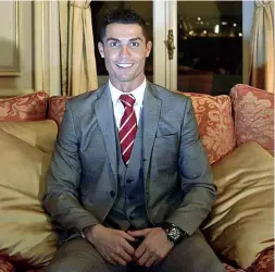  ??  ?? Gol e affari Cristiano Ronaldo, fuoriclass­e della Juventus, in posa nell’albergo di Madeira appartenen­te alla sua holding