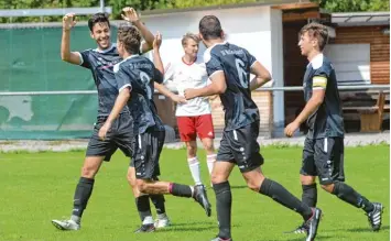  ?? Foto: Peter Kleist ?? Sie durften oft jubeln, die Wulfertsha­user Kicker – hier beglückwün­schen sich nach dem 4:1 Tim Halbauer, Torschütze Torben Be tram, Florian Goling und Fabian Weihers (von links).