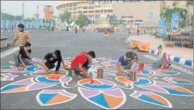  ?? SAMIR JANA/HT PHOTO ?? ▪ Art students paint graffiti on the roads within the Salt Lake Stadium complex ahead of the FIFA U17 World Cup final, in Kolkata on Friday.