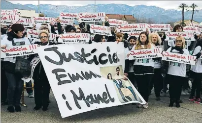  ?? ANNA FERRÀS / ACN ?? Unas 200 personas se manifestar­on ayer a las puertas del juzgado de Tortosa a los gritos de “asesino”