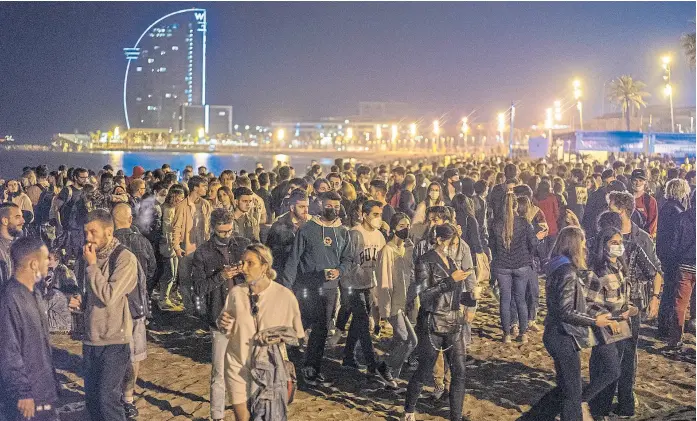  ?? Ap ?? En las playas de Barcelona se celebró con una multitudin­aria fiesta el fin del estado de emergencia que había dispuesto Madrid en 2020