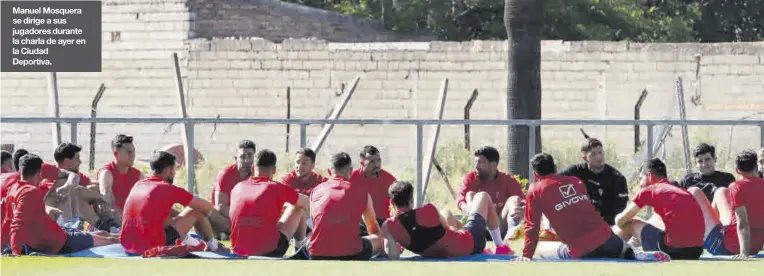  ?? ?? Manuel Mosquera se dirige a sus jugadores durante la charla de ayer en la Ciudad Deportiva.